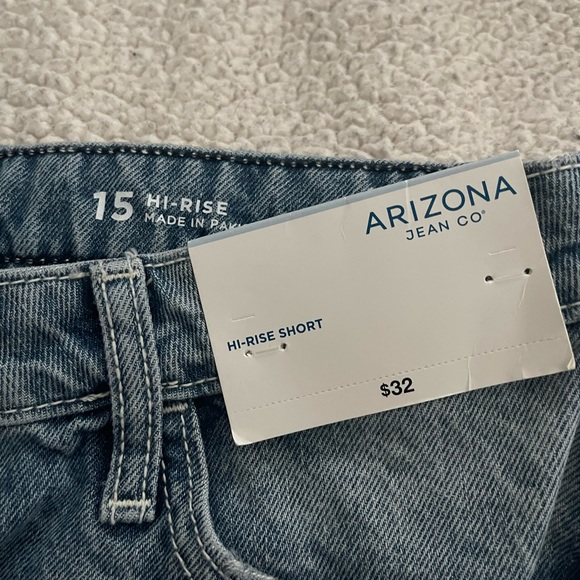 Juniors Hi Rise shorts - Picture 2 of 5